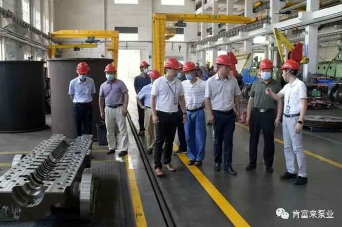 董事长、总经理陈迪，党委副书记黎宇明陪同调研组一行参观天博-天博(中国)展览室