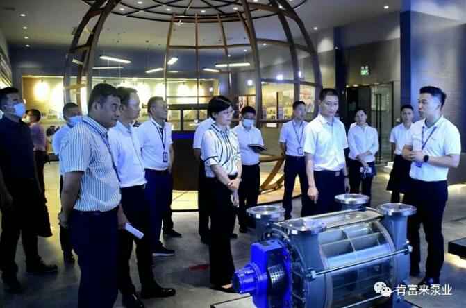 公司董事长、总经理陈迪(右一)向李军区长(右二)一行介绍天博-天博(中国)产品